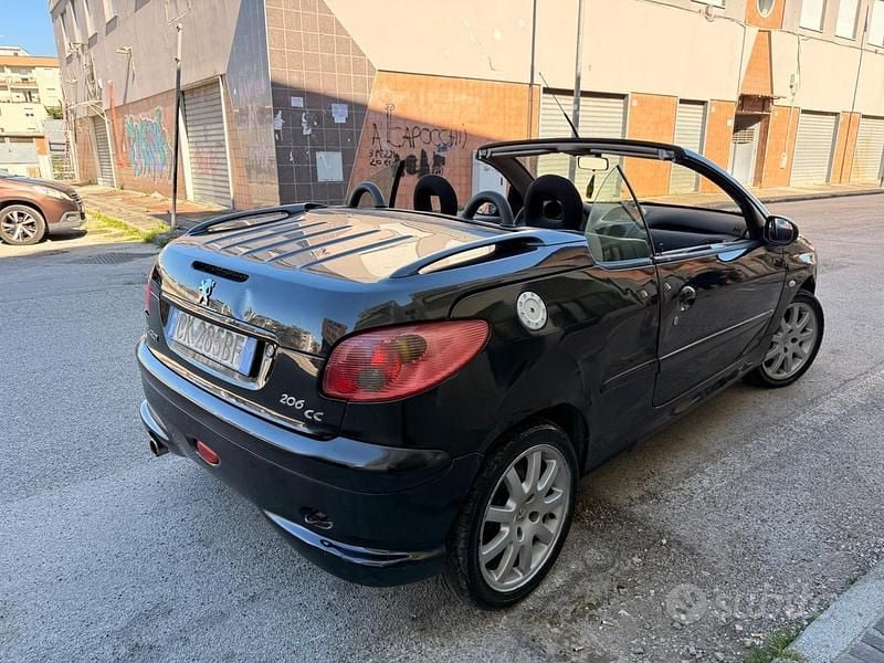 Usata Peugeot 206 CC 109 CV (80 kW) 2004 Nero Cabrio