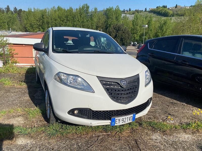 Usata Lancia Ypsilon Gold 69 CV (50 kW) 2015 Bianco Utilitaria