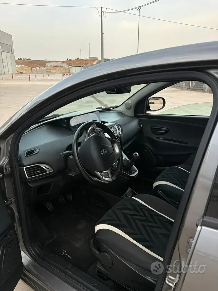 Usata Lancia Ypsilon Gold 95 CV (69 kW) 2018 Grigio Utilitaria