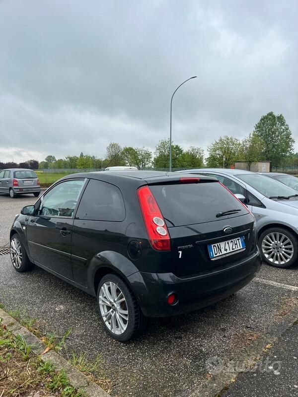 Usata Ford Fiesta 53 CV (38 kW) 2008 Nero Utilitaria