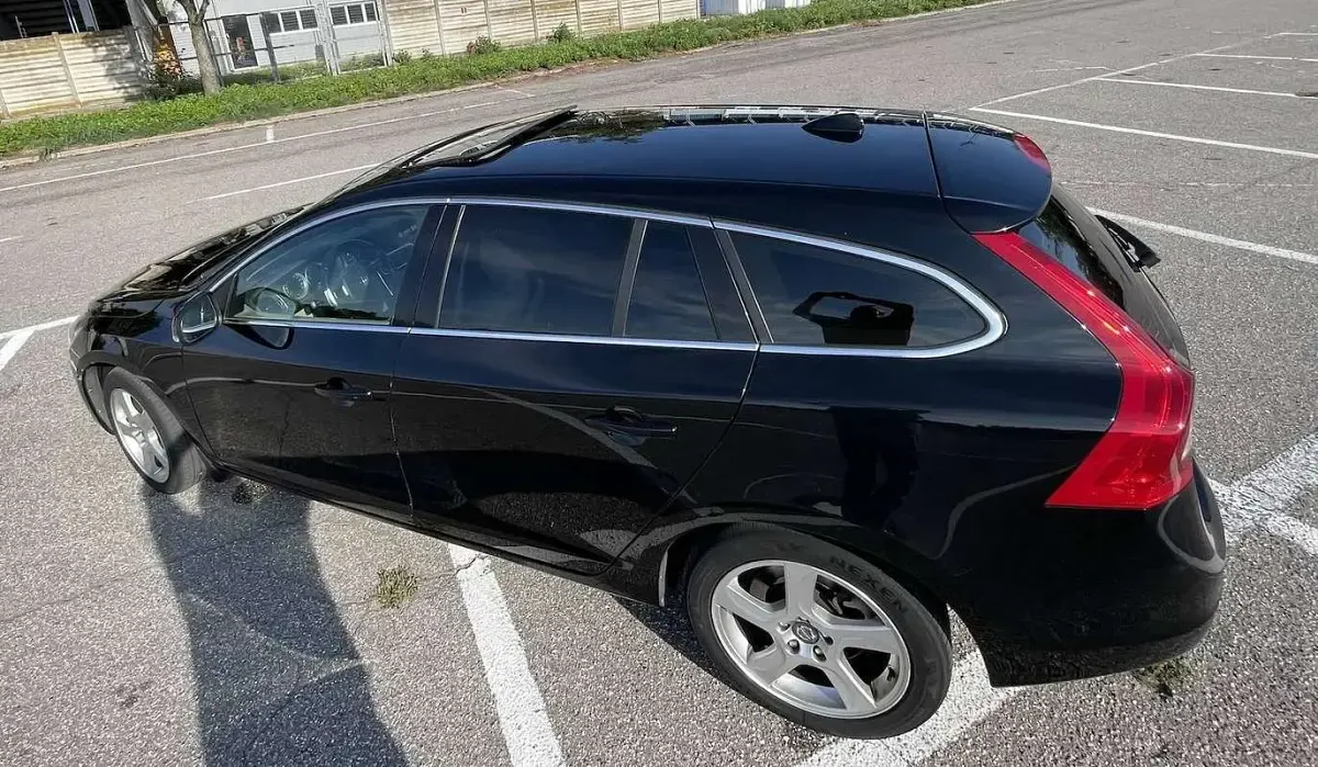 Usata Volvo V60 Momentum 163 CV (119 kW) 2011 Nero Station wagon