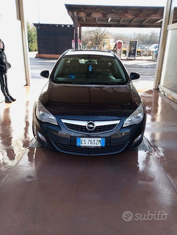 Nero Usata 2013 Opel Astra Station wagon | 3800 € (Ottimo prezzo) - Immagine 1/4