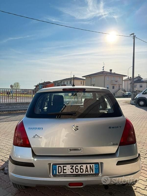 Usata Suzuki Swift 92 CV (67 kW) 2007 Grigio Utilitaria