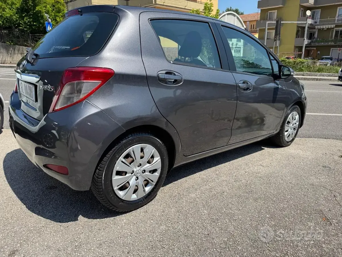 Usata Toyota Yaris Active 90 CV (66 kW) 2012 Grigio Utilitaria