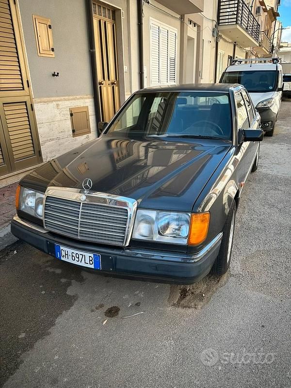 Usata Mercedes E200 122 CV (89 kW) 1991 Nero Berlina