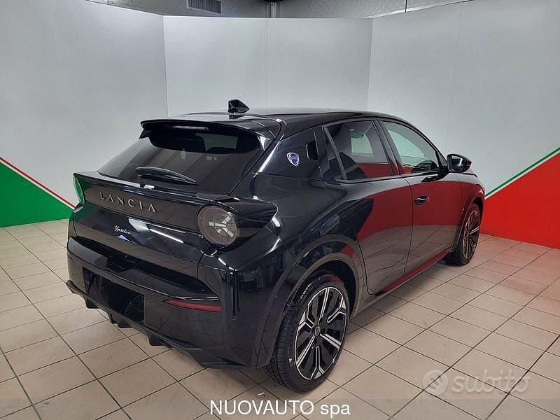 Usado Lancia Ypsilon 101 HP (74 kW) 2025 Preto Citadino