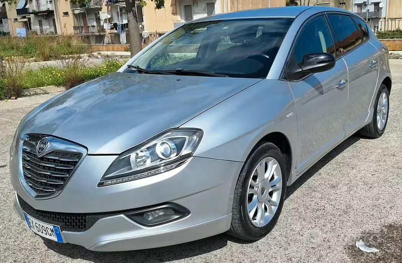 Usata Lancia Delta 105 CV (77 kW) 2014 Grigio Utilitaria