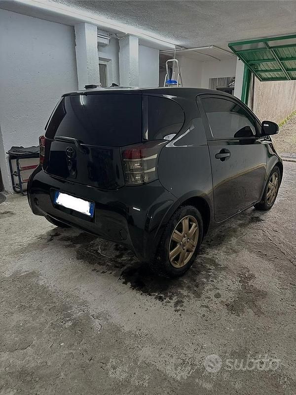 Begagnad Toyota iQ 98 HK (72 kW) 2012 Svart Halvkombi