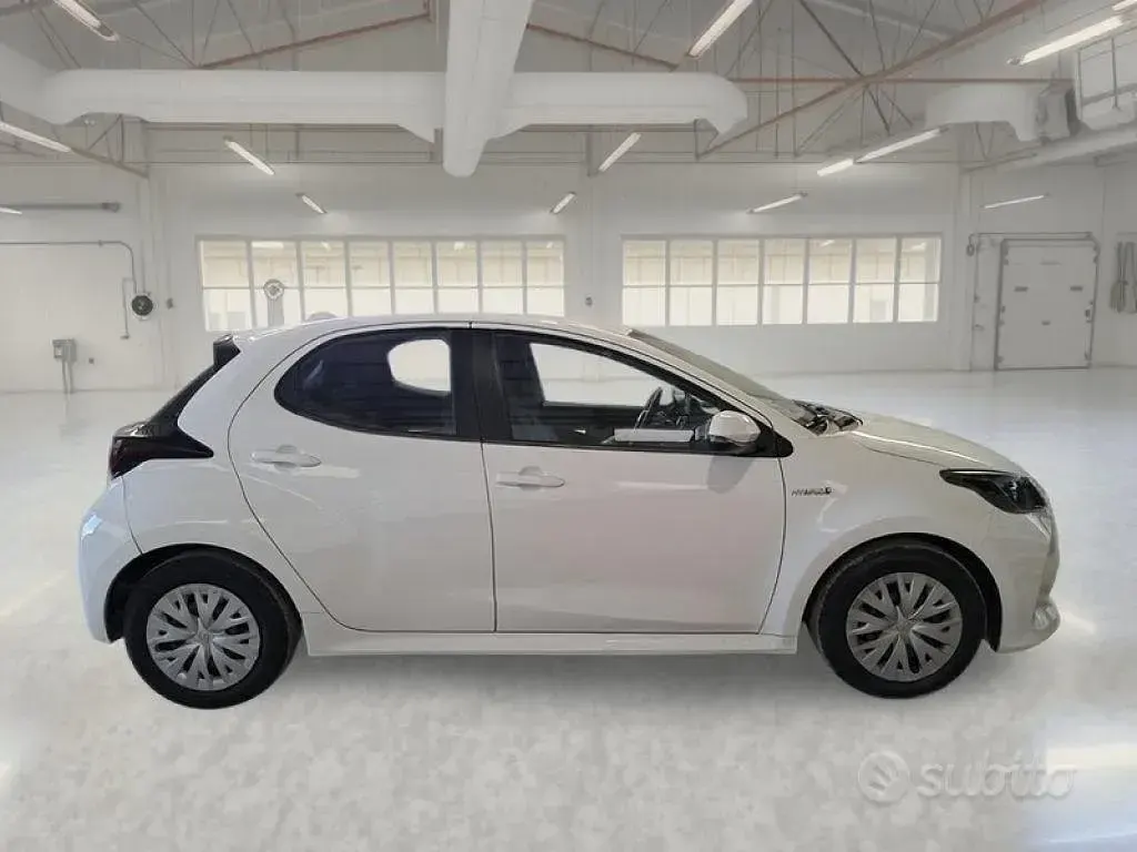 Usata Toyota Yaris Hybrid Business Edition 73 CV (53 kW) 2020 Bianco Berlina