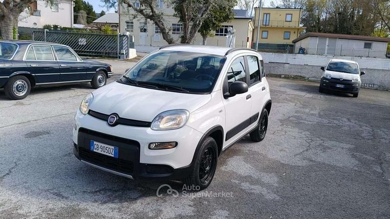 Usata Fiat Panda 4x4 S 87 CV (63 kW) 2020 Bianco Utilitaria