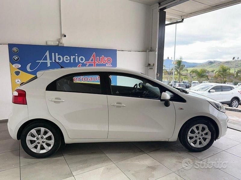Usata Kia Rio Active 75 CV (55 kW) 2014 Bianco Berlina