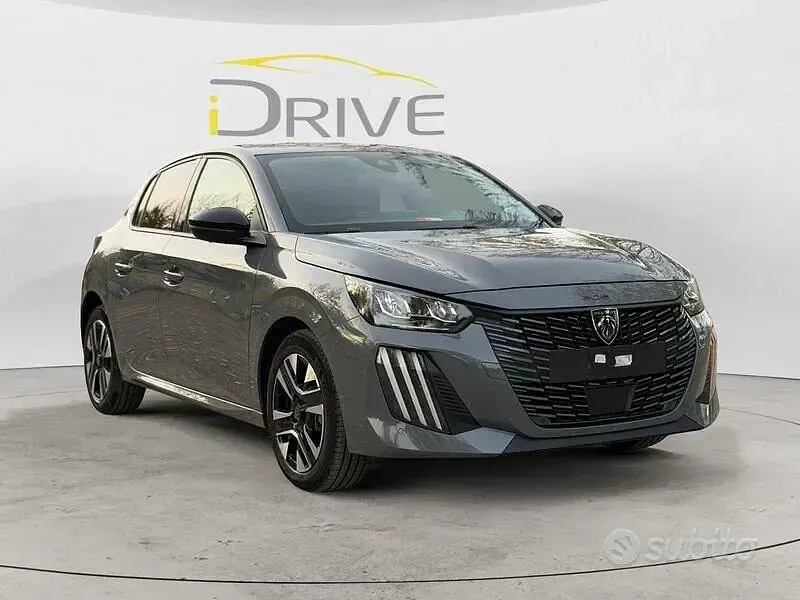 Usata Peugeot 208 Allure 101 CV (74 kW) 2024 Grigio Utilitaria
