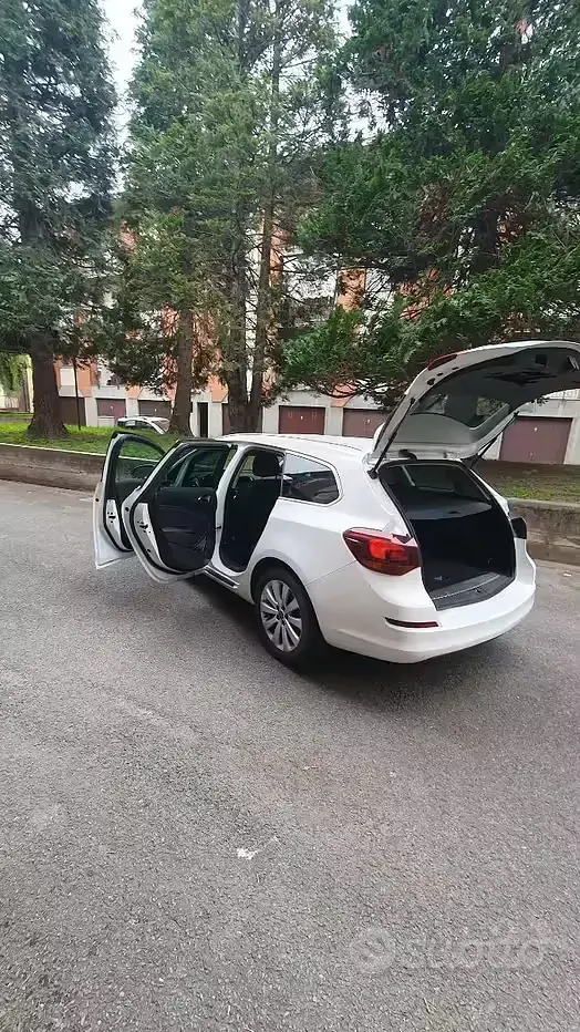 Usata Opel Astra 95 CV (69 kW) 2012 Bianco Station wagon
