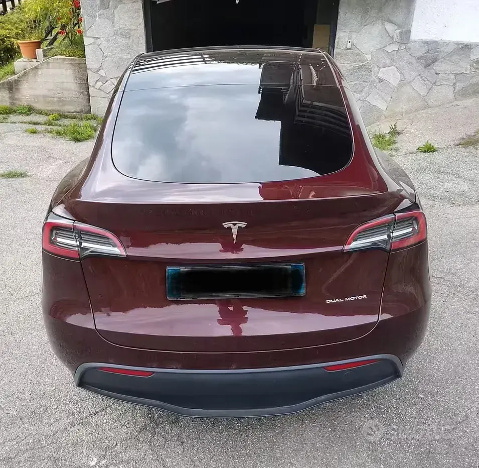 Usata Tesla Model Y 178 kW (243 CV) 2024 Rosso SUV