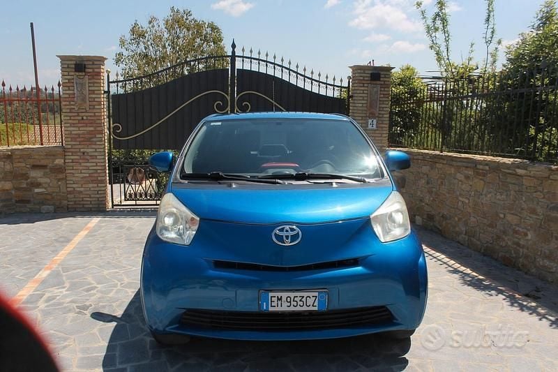 Usata Toyota iQ Active 68 CV (50 kW) 2012 Blu Utilitaria