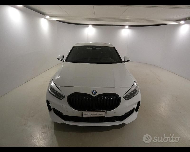 Usata BMW 118 M Sport 149 CV (109 kW) 2024 Alpin white pastello Utilitaria