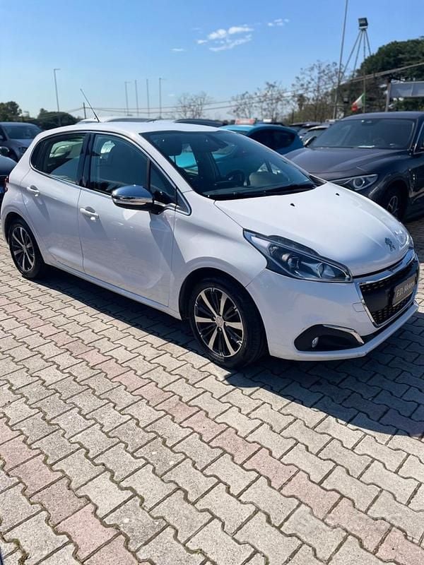 Usata Peugeot 208 Allure 82 CV (60 kW) 2015 Bianco Utilitaria