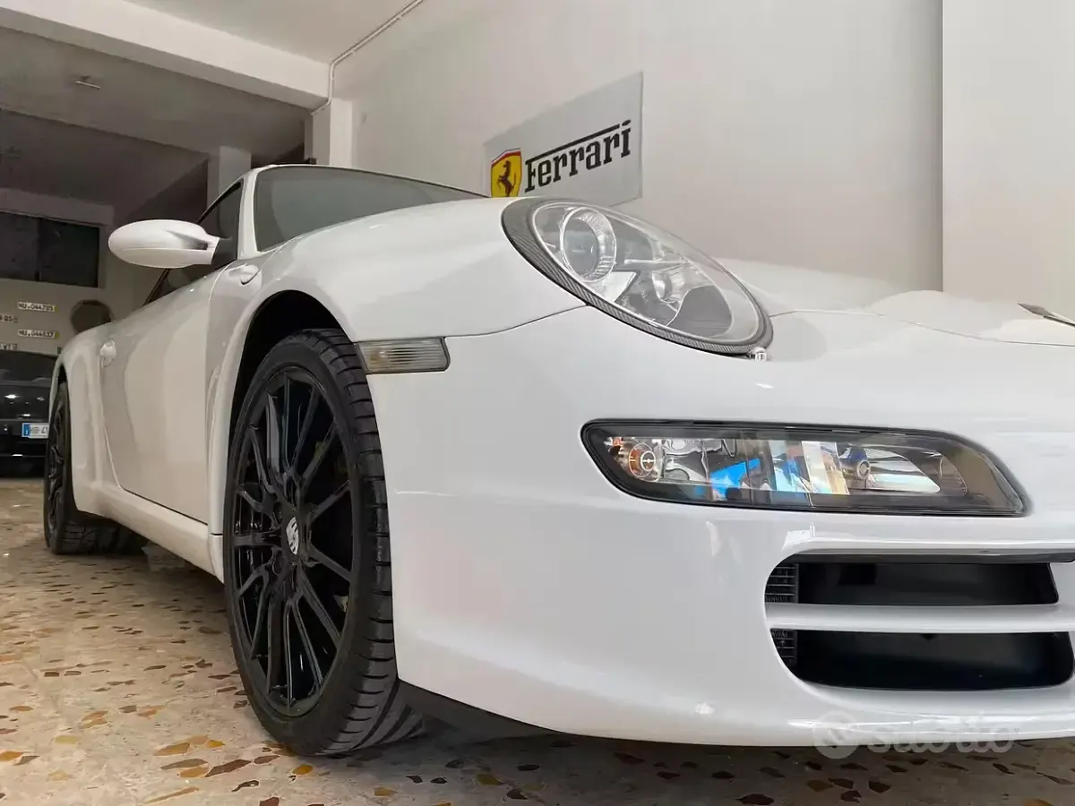 Usata Porsche 911 Carrera 325 CV (239 kW) 2006 Bianco Coupé