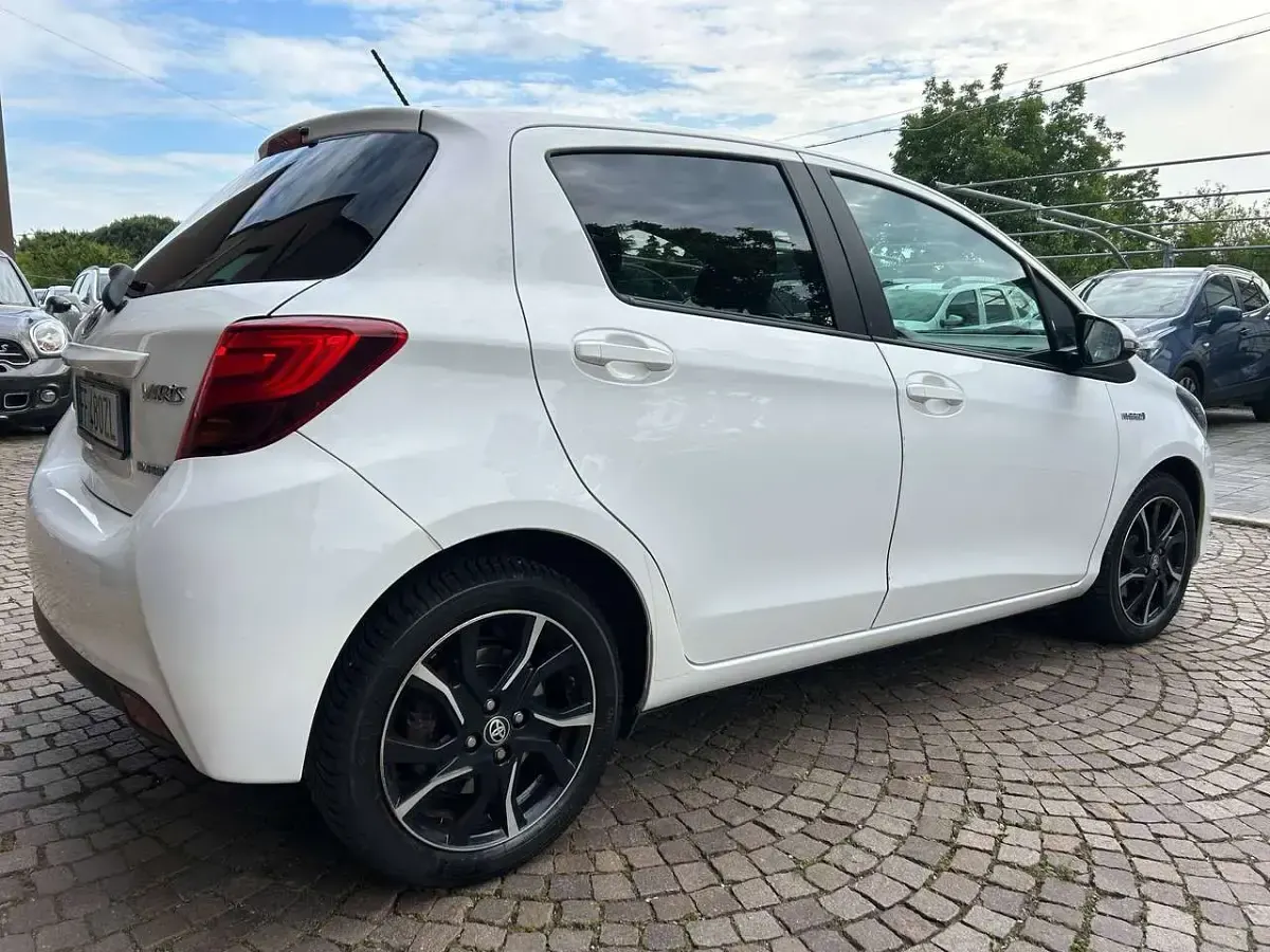 Usata Toyota Yaris Hybrid Edition 73 CV (53 kW) 2016 Bianco Berlina