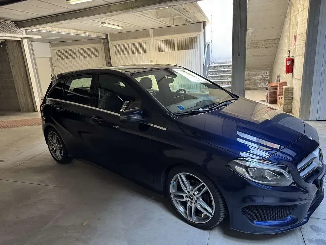 Usata Mercedes B200 136 CV (100 kW) 2017 Blu Utilitaria