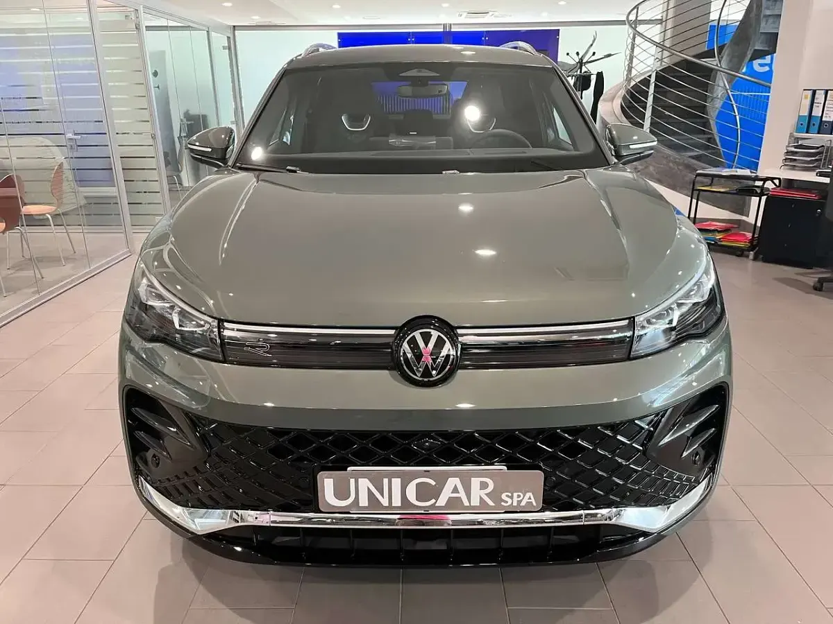 Nuova VW Tiguan R-line Plus 150 CV (110 kW) 2026 Velvet green SUV