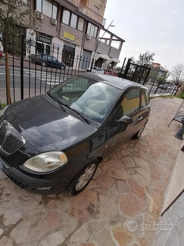 Usata Lancia Ypsilon 75 CV (55 kW) 2004 Nero Utilitaria