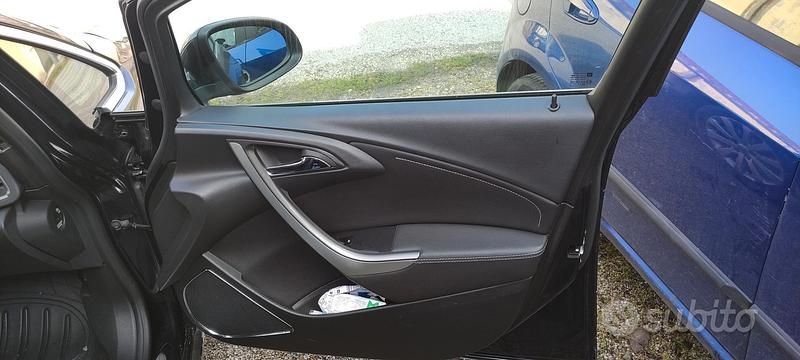 Usata Opel Astra Cosmo 110 CV (80 kW) 2012 Nero Berlina