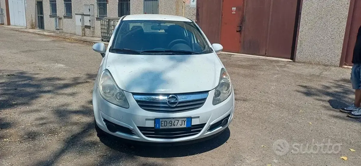Usata Opel Corsa 65 CV (47 kW) 2010 Bianco Utilitaria