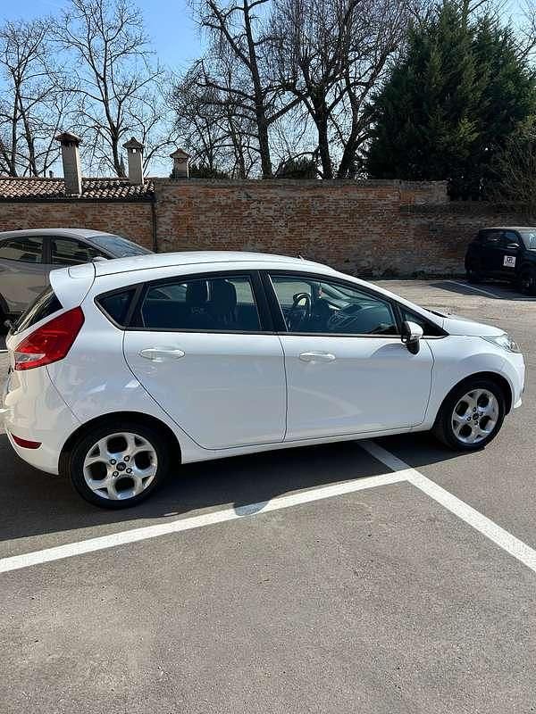 Usata Ford Fiesta 71 CV (52 kW) 2012 Bianco Utilitaria