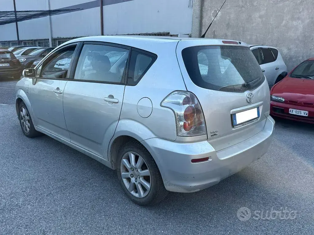 Usata Toyota Corolla Verso 116 CV (85 kW) 2005 Grigio Monovolume
