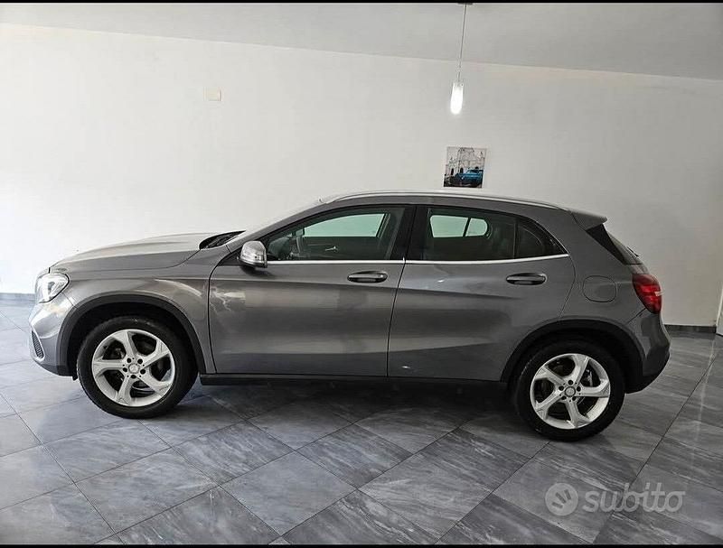 Usata Mercedes GLA200 135 CV (99 kW) 2017 Grigio SUV