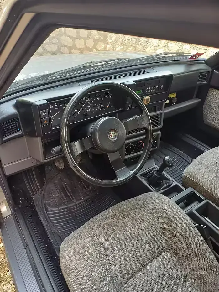 Usata Alfa Romeo 75 110 CV (80 kW) 1987 Grigio Berlina