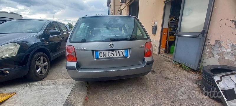 Usata VW Passat 110 CV (80 kW) 2004 Grigio Station wagon