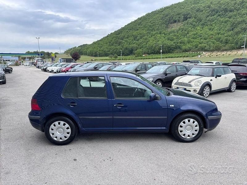 Usata VW Golf IV Highline 101 CV (74 kW) 2001 Blu Berlina