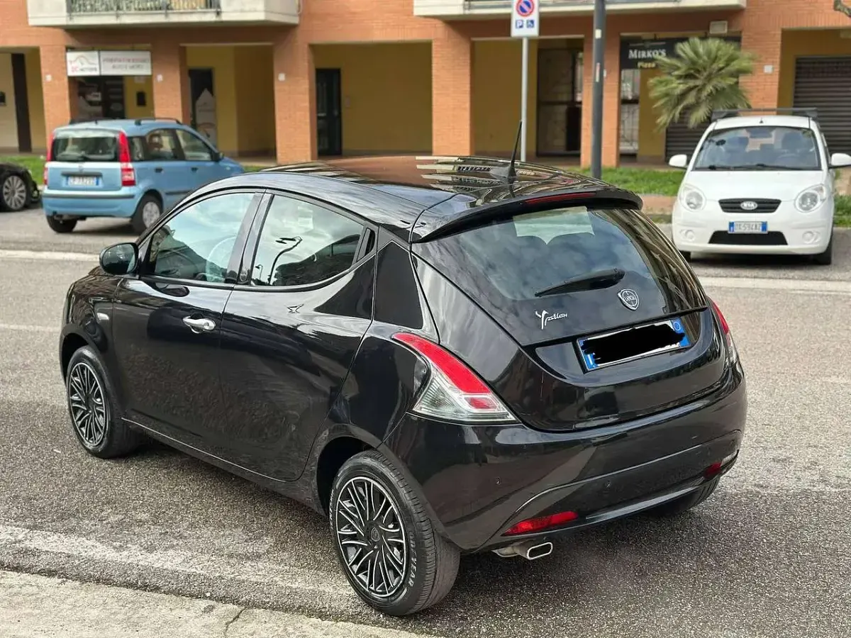 Usata Lancia Ypsilon Gold 69 CV (50 kW) 2021 Nero Utilitaria