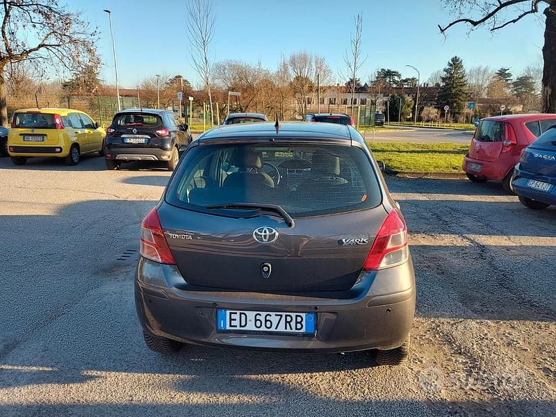 Usata Toyota Yaris 69 CV (50 kW) 2010 Grigio Utilitaria