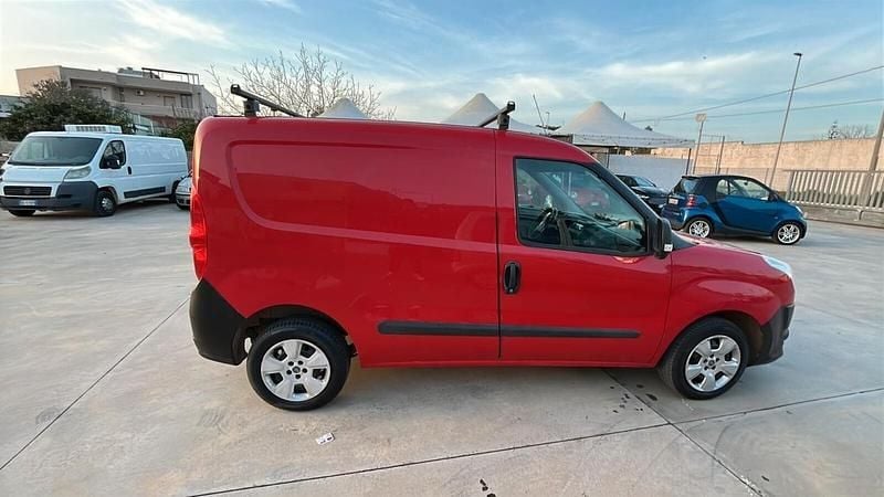 Usata Fiat Doblò 90 CV (66 kW) 2011 Rosso Monovolume