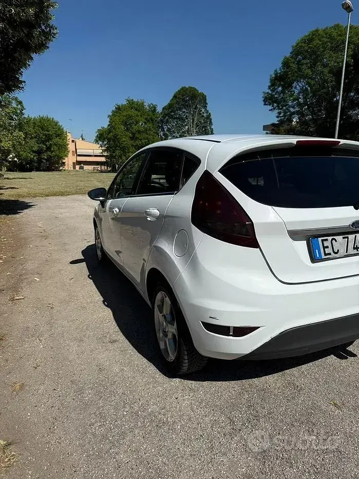 Usata Ford Fiesta 97 CV (71 kW) 2010 Bianco Berlina