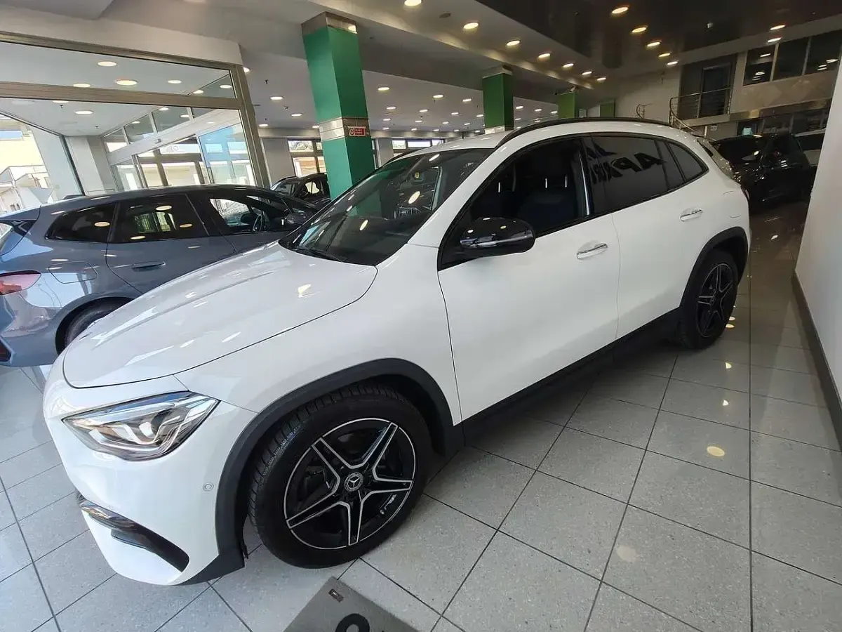 Usata Mercedes GLA200 Premium 150 CV (110 kW) 2021 Bianco SUV