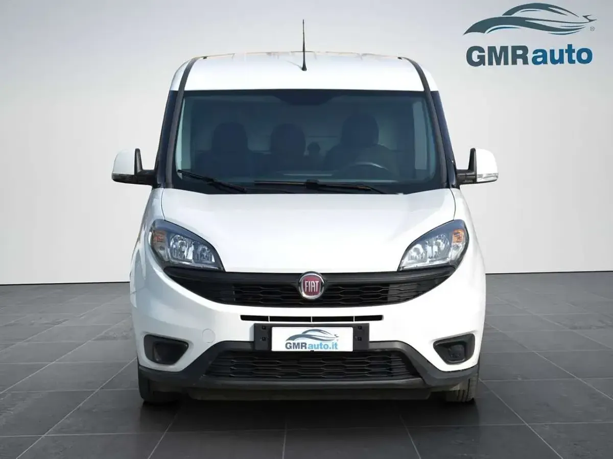 Usata Fiat Doblò 105 CV (77 kW) 2022 Bianco pastello Monovolume