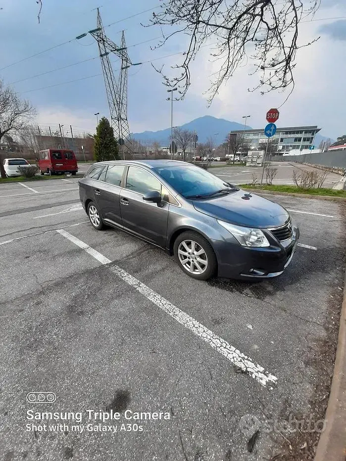 Usata Toyota Avensis 150 CV (110 kW) 2009 Grigio Station wagon
