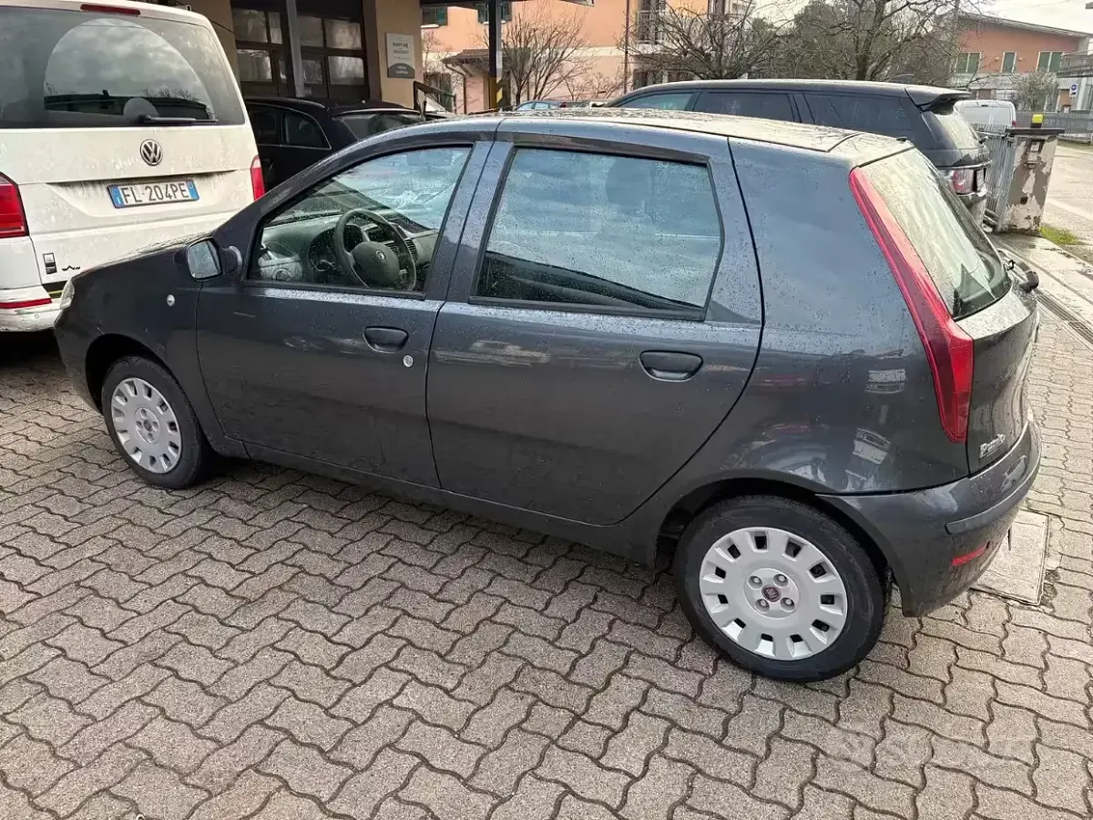 Usado Fiat Punto Active 60 CV (44 kW) 2010 Gris Utilitario