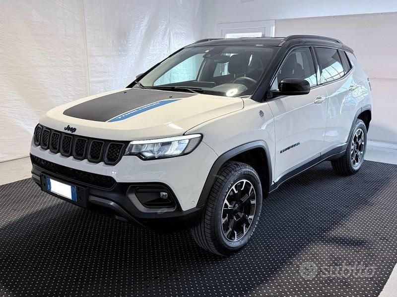 Usata Jeep Compass Trailhawk 240 CV (176 kW) 2023 Bianco metallizzato SUV