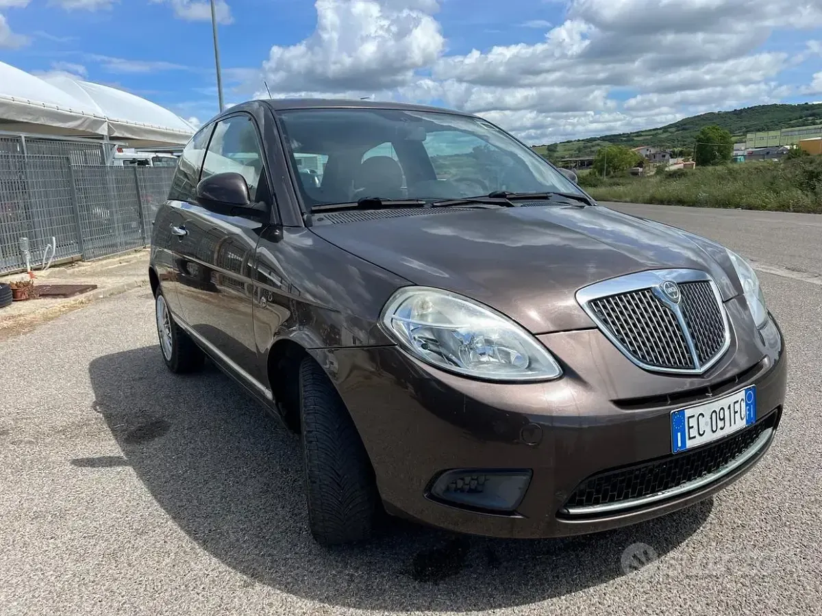 Usata Lancia Ypsilon 69 CV (50 kW) 2011 Viola Utilitaria