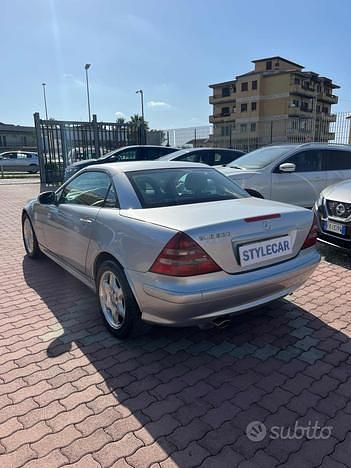 Usata Mercedes SLK200 163 CV (119 kW) 2000 Argento metallizzato Cabrio