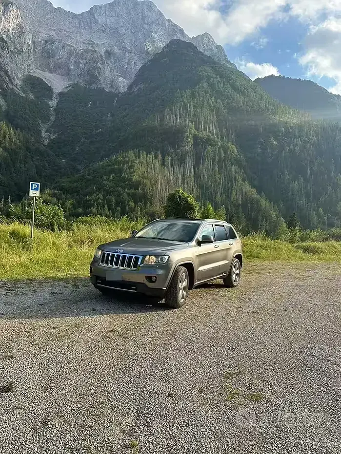 Usata Jeep Cherokee Overland 241 CV (177 kW) 2011 Grigio SUV