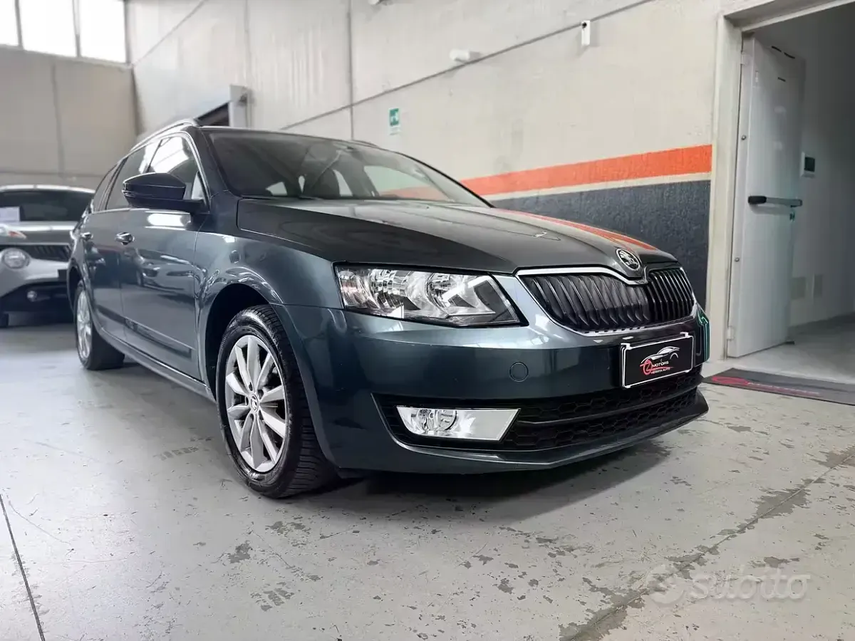 Usata Skoda Octavia G-TEC Active 110 CV (80 kW) 2015 Nero Station wagon