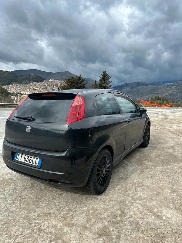 Usata Fiat Grande Punto 90 CV (66 kW) 2006 Nero Utilitaria