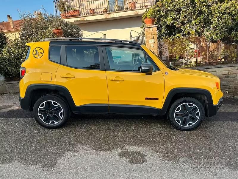 Usado Jeep Renegade Trailhawk 170 CV (125 kW) 2016 Amarillo SUV