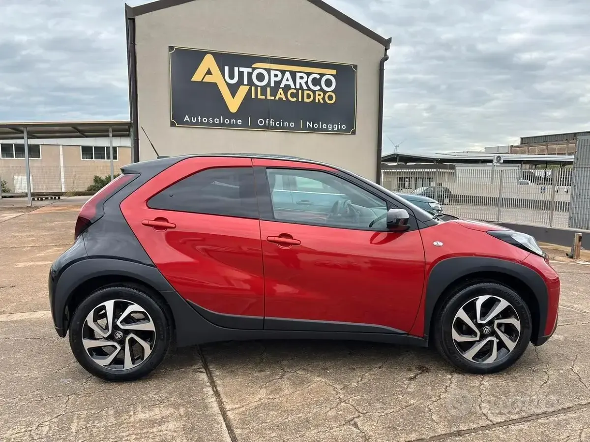 Usata Toyota Aygo X Lounge 72 CV (52 kW) 2024 Rosso SUV